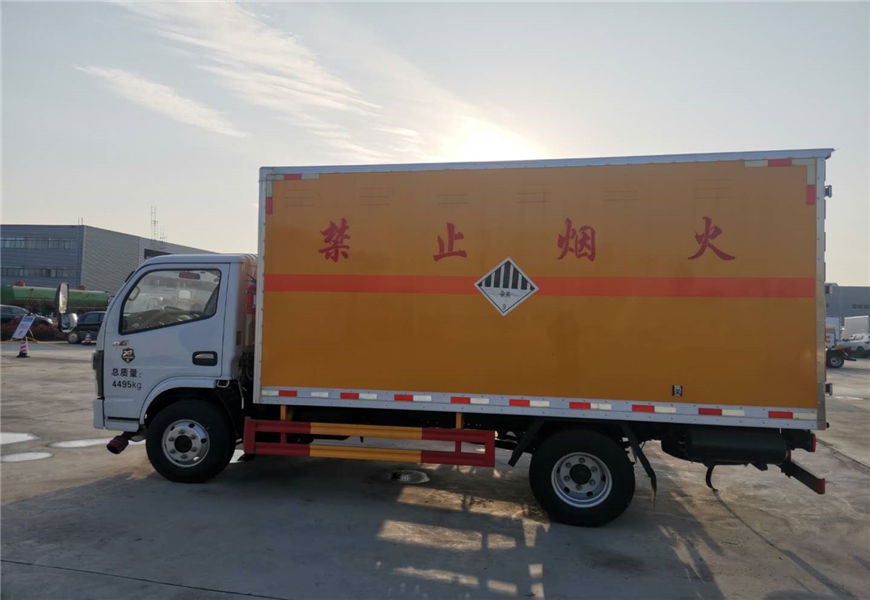 東風(fēng)多利卡易燃?xì)怏w廂式運(yùn)輸車(chē)