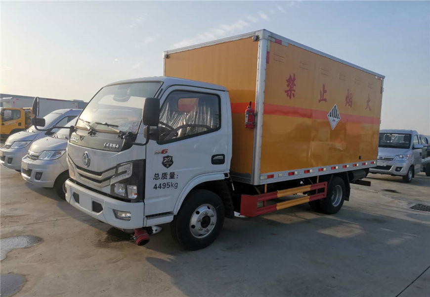 東風(fēng)多利卡易燃?xì)怏w廂式運(yùn)輸車(chē)