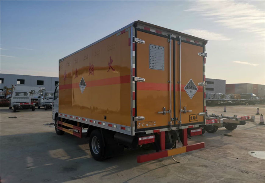 東風(fēng)天龍前四后八鋁合金油罐車(chē)國(guó)六