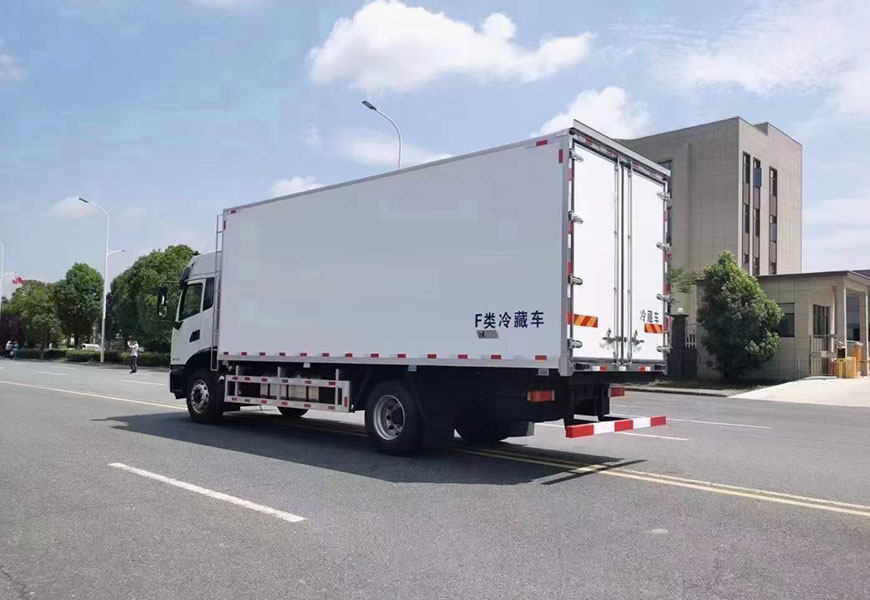 東風(fēng)天錦KR6.8米冷藏車(chē)